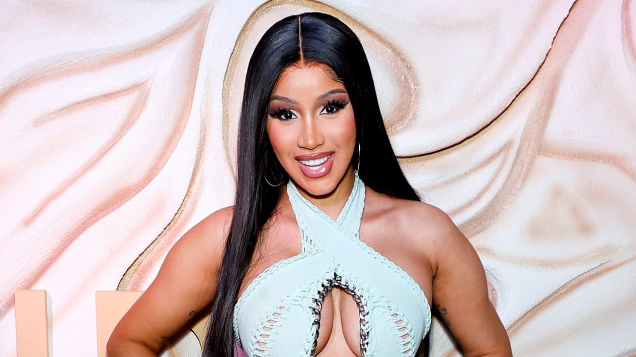 Cardi B cierra sus redes sociales y estalla contra los fanáticos que la criticaron por no ir a los Premios Grammy