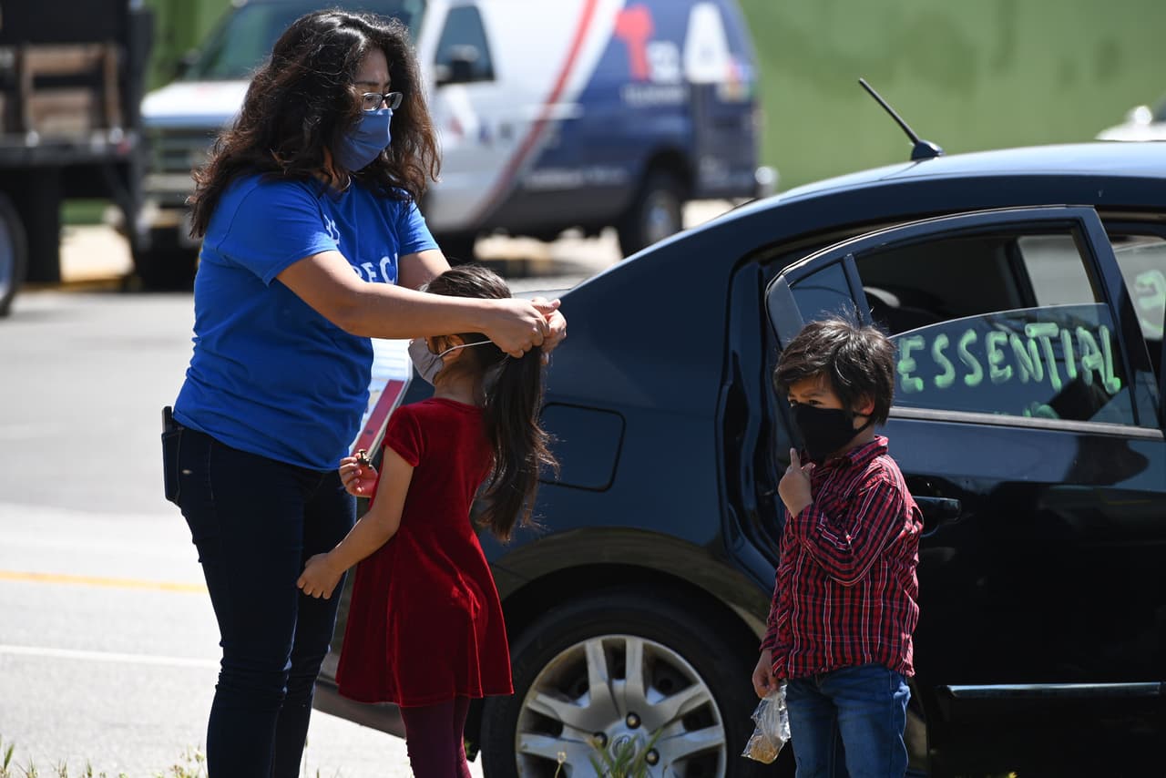 <b>Elevado costo de vida.</b> En condados como Los Ángeles, Santa Clara, San Francisco, San Mateo y Alameda, donde 
<a href="https://www.ppic.org/publication/immigrants-in-california/" target="_blank">uno de cada tres residentes es inmigrante</a>, el beneficio único de hasta $1,000 por hogar apenas les dará un respiro considerando que 
<a href="https://www.univision.com/local/san-francisco-kdtv/la-calidad-de-vida-en-silicon-valley-va-en-picada-y-la-mitad-de-sus-residentes-se-quiere-mudar-revela-encuesta" target="_blank">el promedio del alquiler ronda los $3,000 para un departamento de dos recámaras</a>.