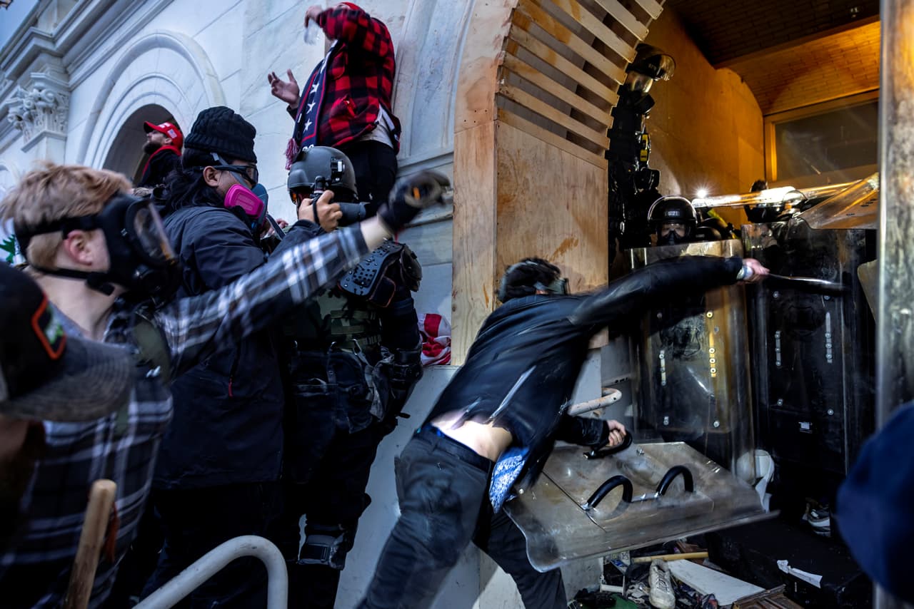 Corte Suprema dice que fiscales se excedieron al acusar a cientos de manifestantes que participaron en el asalto al Capitolio