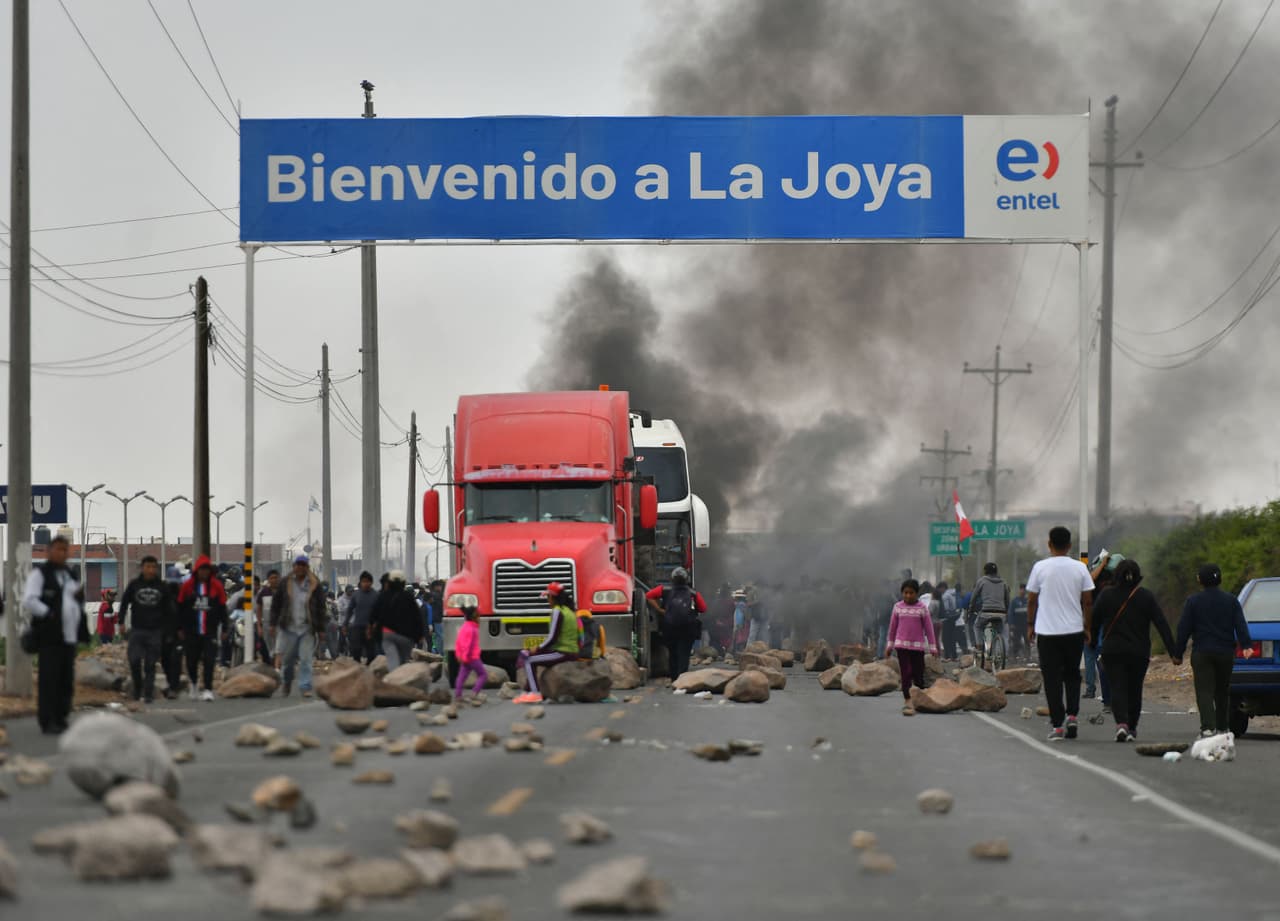 El anuncio se produjo en medio de una ola de manifestaciones de partidarios de Pedro Castillo, el presidente que fue depuesto y arrestado 
<a href="https://www.univision.com/noticias/america-latina/pedro-castillo-destituido-por-el-congreso">el miércoles después de que intentara disolver el Congreso</a> y anunciara un Ejecutivo de emergencia para gobernar por decreto, convocar una asamblea constituyente y reorganizar el sistema judicial.