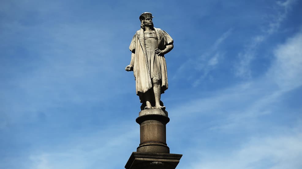Durante años, activistas han pedido que se retire 
<b>la estatua de Cristóbal Colón ubicada en el centro de Manhattan</b>. Colón asesinó a cientos de nativos de la islas caribeñas tras su llegada al continente Americano.