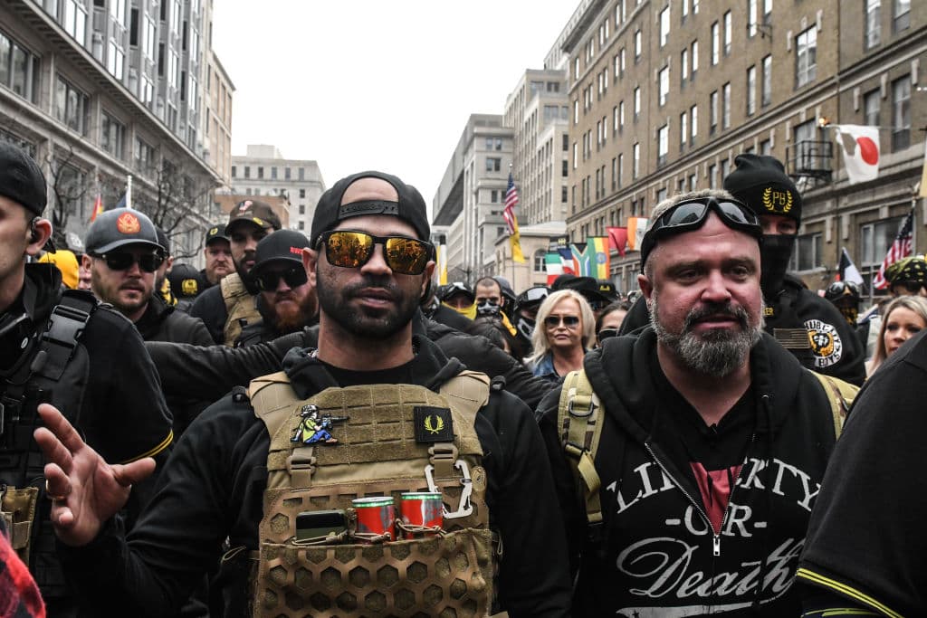 Con líderes encarcelados y Trump fuera de la Casa Blanca, ¿cuál es el futuro del grupo supremacista de los Proud Boys?