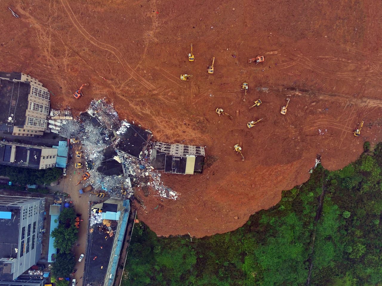 Gigantesco alud sepulta 30 edificios en China y deja 91 desaparecidos
