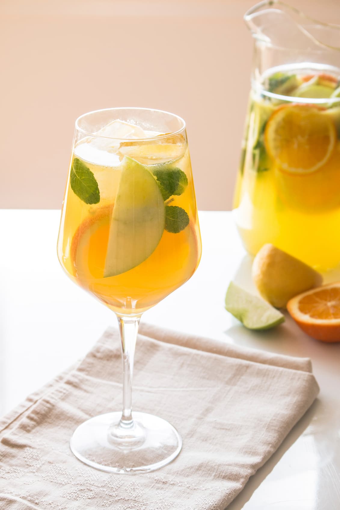 Sangría blanca: con un poco de manzana verde picada, naranja, jarabe (tanto o poco como prefieras), jugo de limón y unas hojas de menta puedes preparar jarras enteras de esta bebida veraniega. Es mejor si usas un vino blanco seco (prueba un sauvignon blanc) o algún espumoso para el experimento.