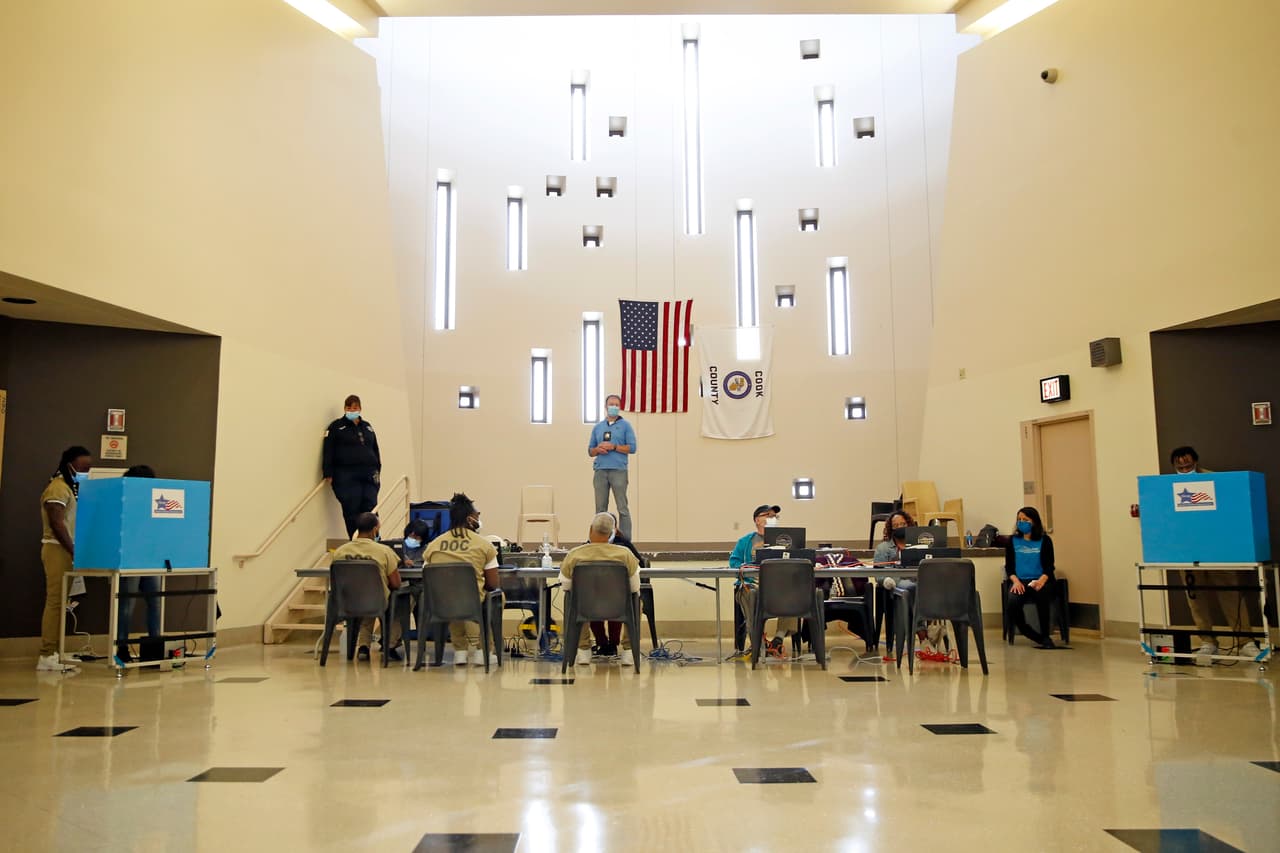 Un centro de votación en la
<b> cárcel del condado de Cook </b>abrió oficialmente el fin de semana para que las personas detenidas ejercieran su derecho al voto durante el periodo de 
<b>votación anticipada (early voting)</b>. Los detenidos se registran antes de emitir su voto.