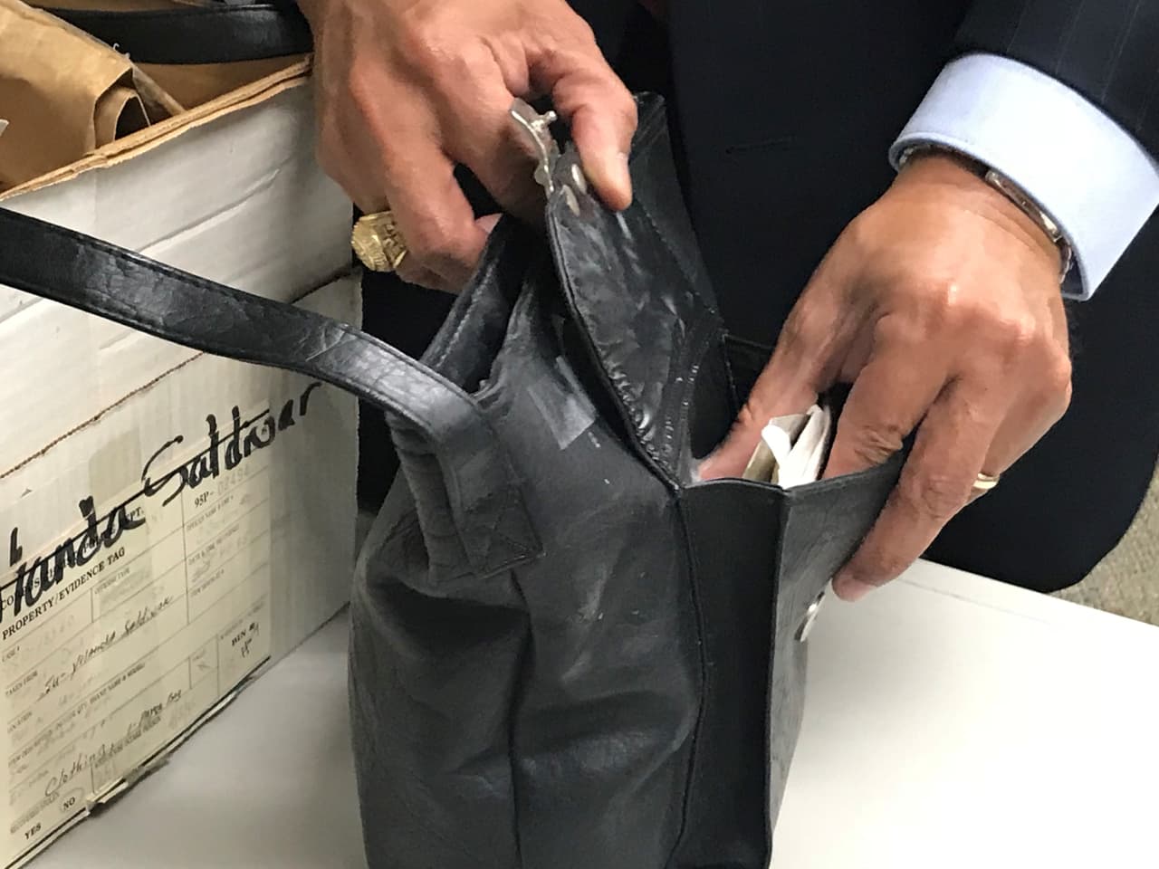 Dos décadas después del juicio, en la cartera de Saldívar todavía conviven cinco balas con un frasco de perfume Cristalle de Chanel, un lápiz labial Estée Lauder, unas gafas Ray-Ban y un frasco de pastillas tranquilizantes a nombre de un familiar.