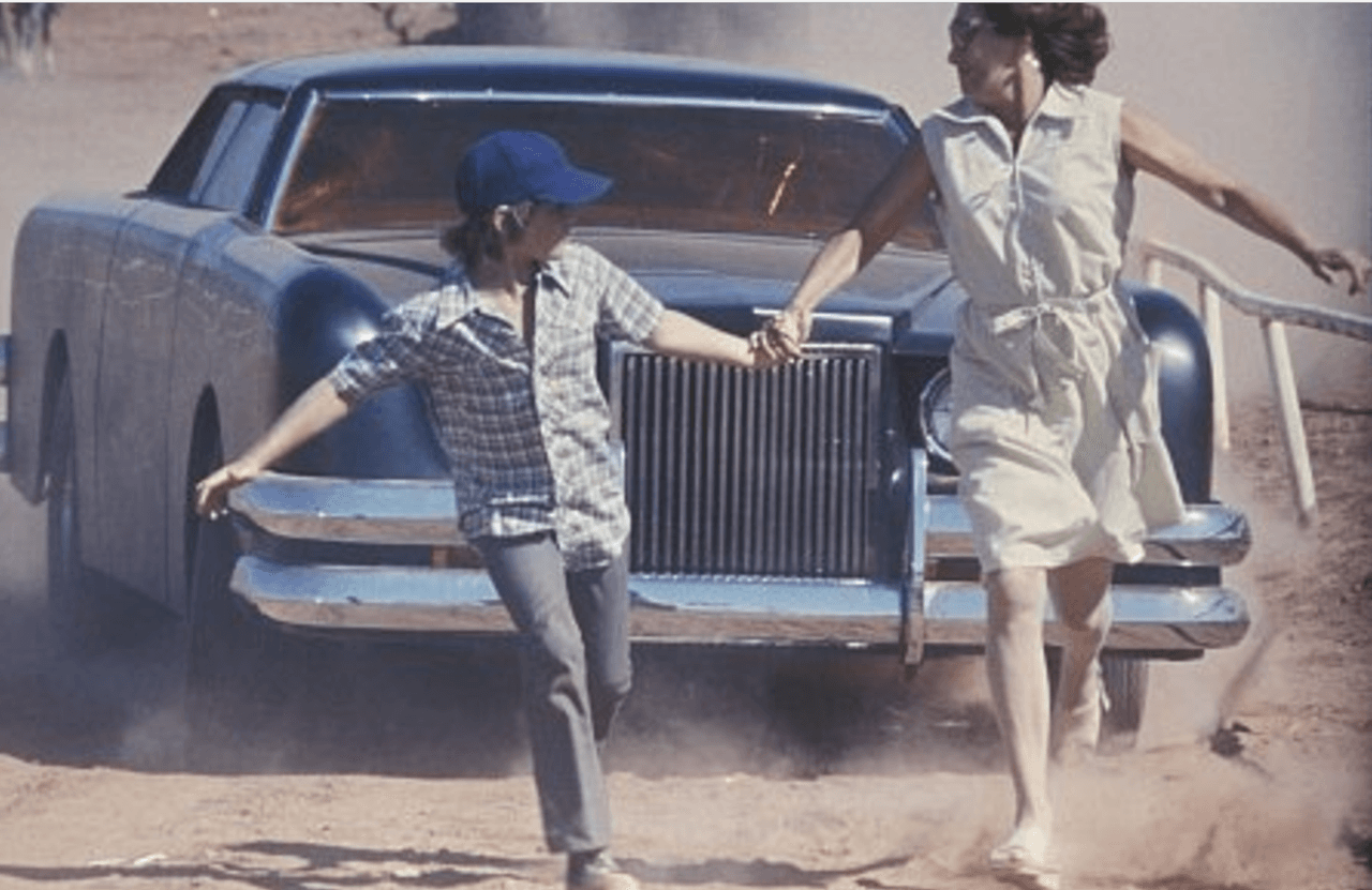 <h3 class="cms-h3-H3"><b>The Car (1977)</b></h3>
<br>Christine no fue el primer carro poseído por el mal, y ojalá no sea el último. Seis años antes Universal Pictures estrenó The Car. La película trataba de un enorme coupé negro que sin ningún motivo se pone a matar gente a diestra y siniestra. Las escenas de acción sobre ruedas son mucho más violentas, largas y elaboradas y el terror el más primitivo e instintivo que en Christine. 
<br>
<br>The
<b> Car era una especie de Jaws</b> (1975) 
<b>sobre ruedas</b>. esta película es visualmente impresionante y aunque es un producto típico de los años 70, tiene el valor perecedero que le da el horror que logra y el hecho de que el monstruo de la película es un automóvil.