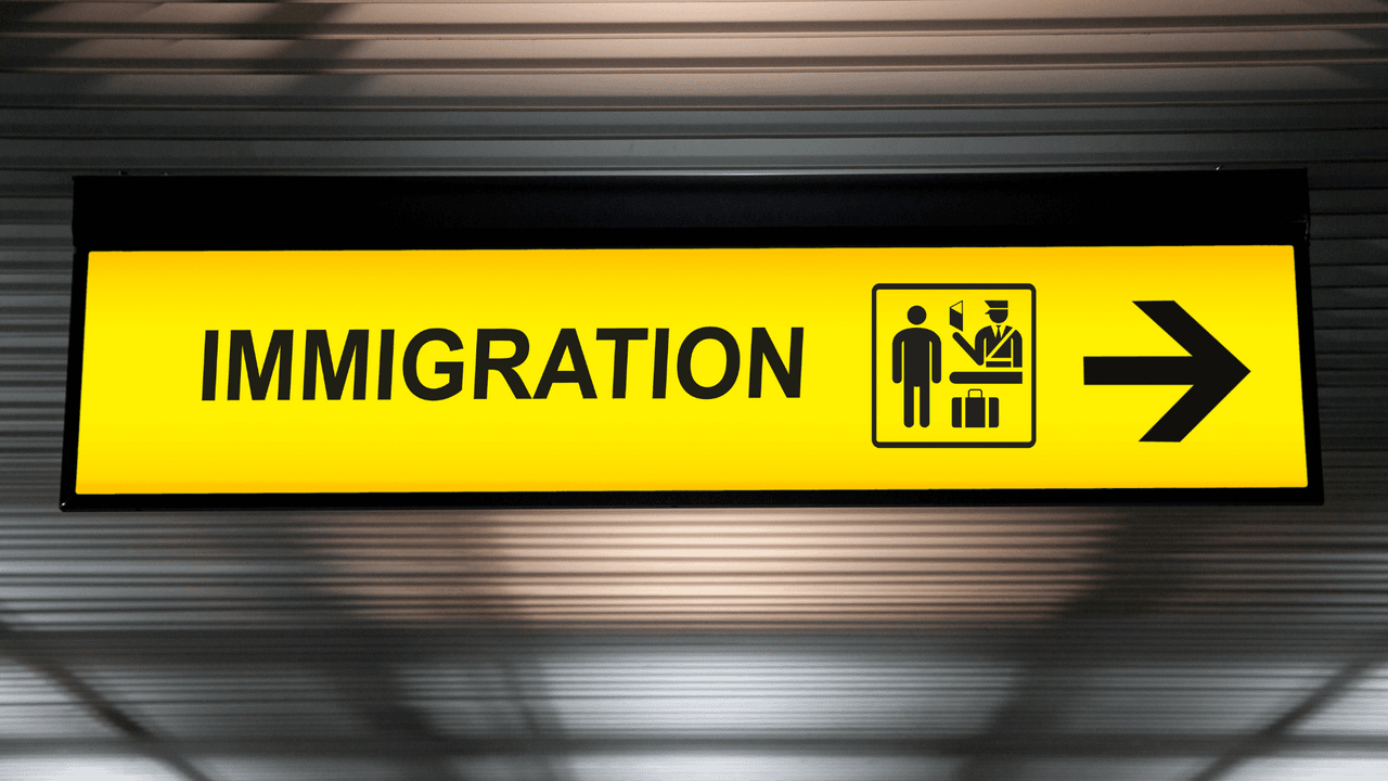 <h2 class="cms-H2-H2"><b>¿Qué no se puede hacer con una visa de turista?</b></h2>
<br>
<br>Para este tipo de actividades hay otras visas específicas que no se pueden hacer bajo una visa de turista:
<br>-Estudiar
<br>-Empleo
<br>-Espectáculos remunerados o cualquier actuación profesional ante un público que paga por su entrada.
<br>-Llegada como miembro de la tripulación de un barco o aeronave.
<br>-Trabajo en prensa extranjera, radio, cine, periodismo impreso u otros medios de información.
<br>-Residencia permanente en Estados Unidos.