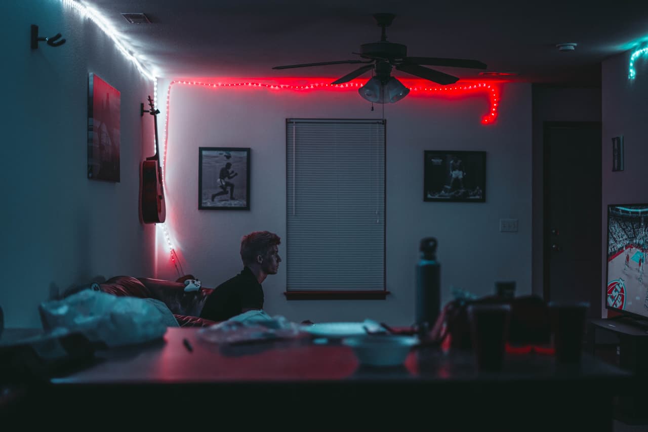 <b>Actividad en los medios sociales: </b>Actualmente el principal medio de comunicación de los adolescentes es por medio de plataformas virtuales y redes sociales. Todo estas son formas de comunicación de sus emociones, intereses, deseos, y anhelos. Al saber y notar el contenido de estas comunicaciones darán indicaciones de posible interés de suicidio o riesgo así mismo.