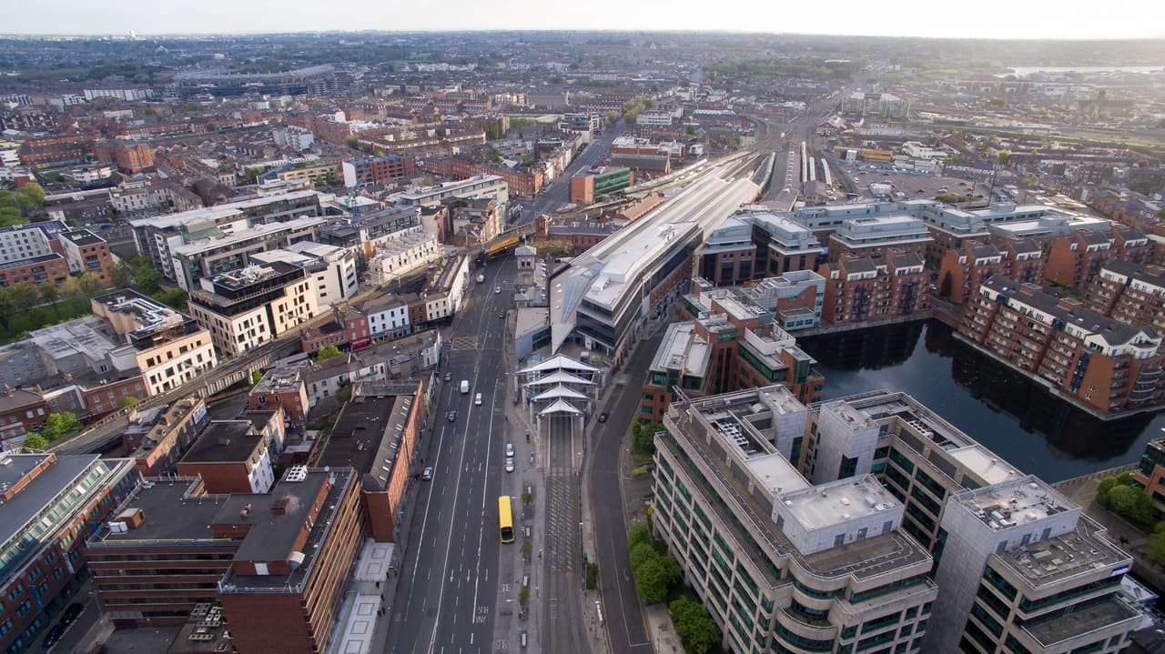 <b>Puesto 11. Irlanda (dos países empatados)</b>
<br>
<br>Tasa más alta de impuesto sobre la renta personal en 2021: 48.00%.
<br>
<br>En este país la tasa máxima se aplica a la renta imponible superior a 35,300 euros (39,947 dólares), para una persona soltera. Hay un impuesto sobre la renta adicional de 8% llamado Cargo Social Universal, y se aplica a los ingresos brutos superiores a 70,044 euros (79,265 dólares). 
<br>
<br>El estudio aclara que la política y la tasa impositiva de un país pueden cambiar en cualquier momento, y los impuestos para residentes y no residentes pueden diferir.
<br>