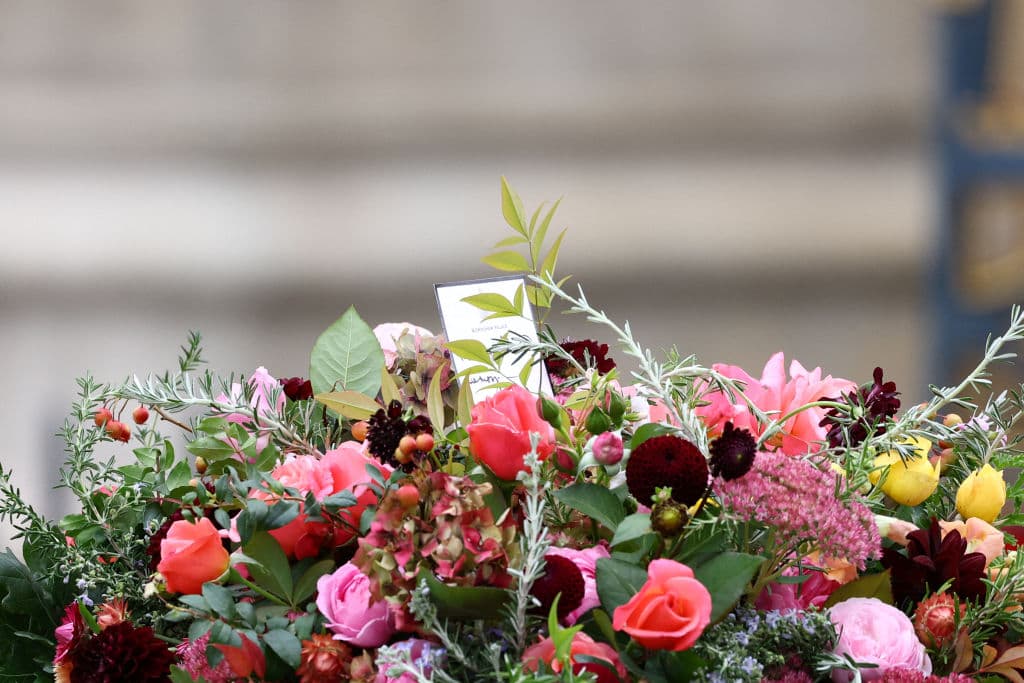 <h3 class="cms-H3-H3">El detalle de las flores sobre el féretro de la reina</h3>
<br>
<br>Encima del ataúd, junto a los símbolos del poder real, estaba colocada una guirnalda de flores que tenía un gran significado para la difunda monarca. De acuerdo con la cuenta oficial de Twitter de la familia real británica, la corona estaba conformada 
<b>por romero, ramas de roble inglés y mirto (este último cortado de la planta que se cultivó con una rama sacada del arreglo de boda de la reina en su casamiento con el príncipe Felipe en 1947).</b>
<br>
<br>Las flores tenían tonos dorados, rosados y rojo profundo, con toques de blanco, y fueron cortadas de jardines de las residencias reales.