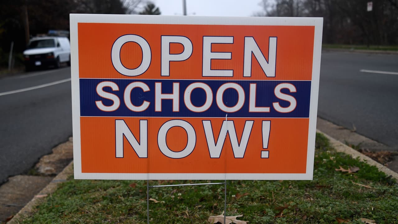 <b>Escuelas del condado de Gwinnett</b>
<br>
<br>Las Escuelas Públicas del Condado de Gwinnett actualizaron su requisito de máscaras para las instalaciones de GCPS en junio. Esa misma guía permanece vigente hoy. 
<b>Se recomiendan encarecidamente máscaras en todos los campus y en todas las instalaciones de las Escuelas Públicas del Condado de Gwinnett. </b> Debido a que las personas, tanto el personal como los estudiantes, pueden optar por usar máscaras por varias razones, las escuelas continuarán planificando los descansos adecuados para las máscaras.
<br>