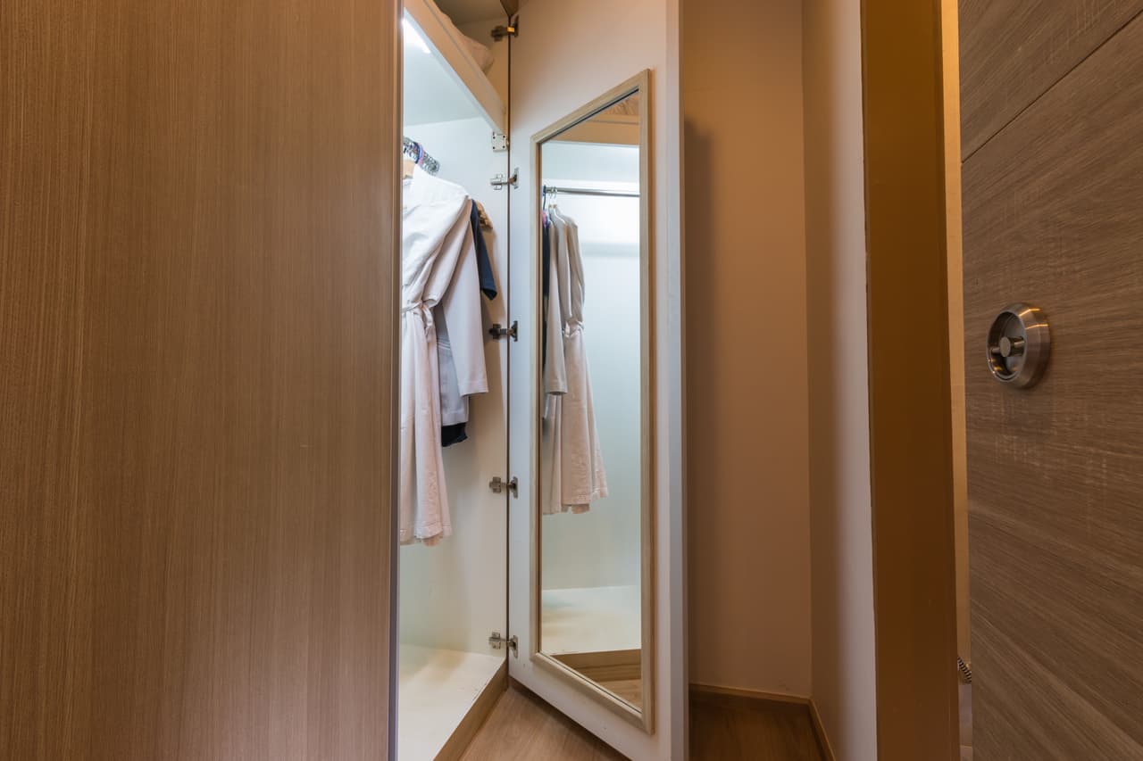 <h3 class="cms-H3-H3">5. Detrás de un espejo</h3>
<br>
<br>Si bien las habitaciones son un sitio popular entre los ladrones, hay armarios que pueden simular un espejo falso para esconder dentro una caja fuerte, aunque es sumamente importante que no queden rastros de la modificación. 
<br>