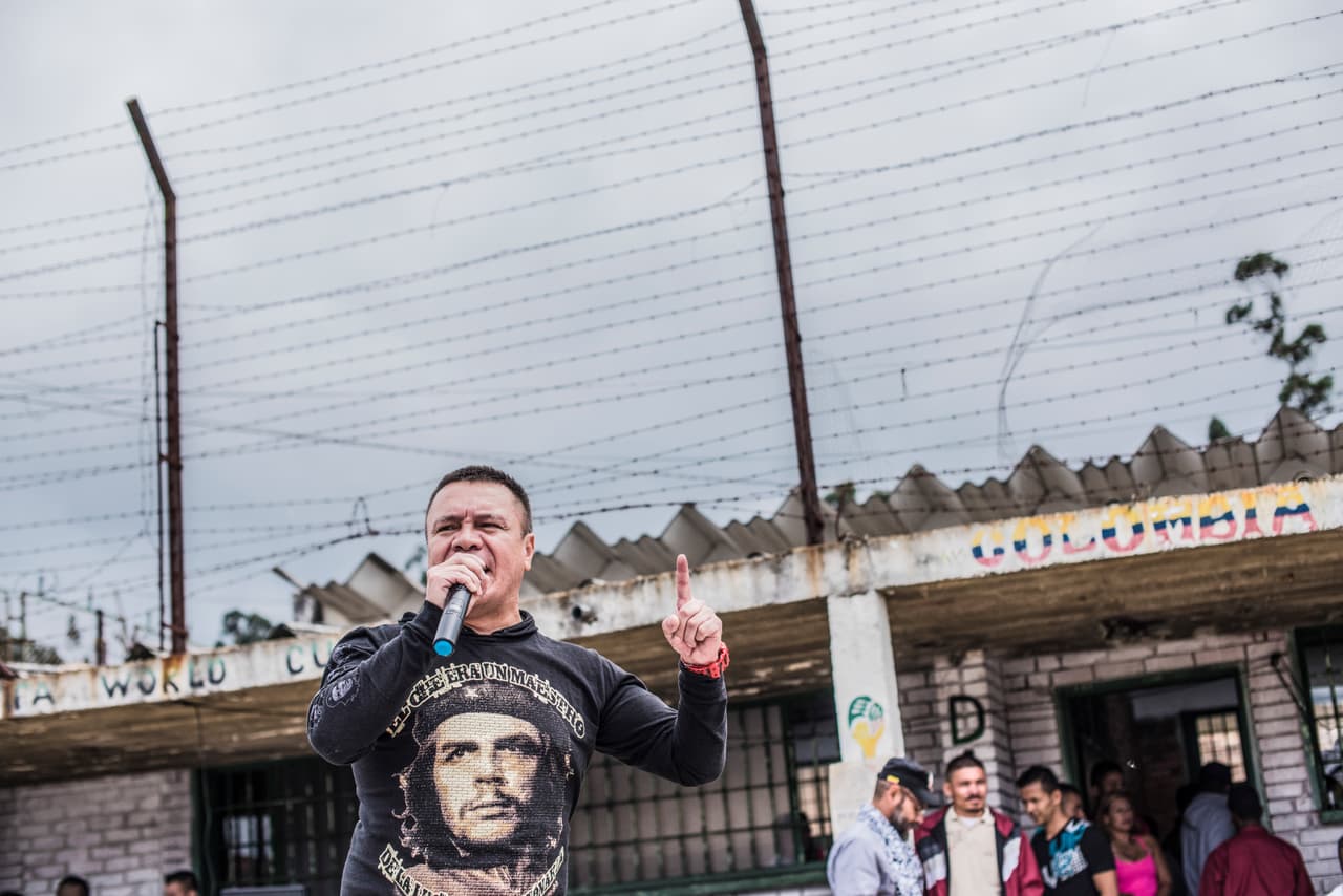 Con una sudadera marrón del Che cogió el micrófono en un acto que se realizó en diciembre de 2016 en la cárcel de Chiquinquirá: “Hasta la victoria siempre”, “Somos ejército del pueblo”, “Viva Jacobo Arenas”, “Viva Marulanda”, arengaba a cientos de guerrilleros, que repetían sus consignas con el puño en alto.