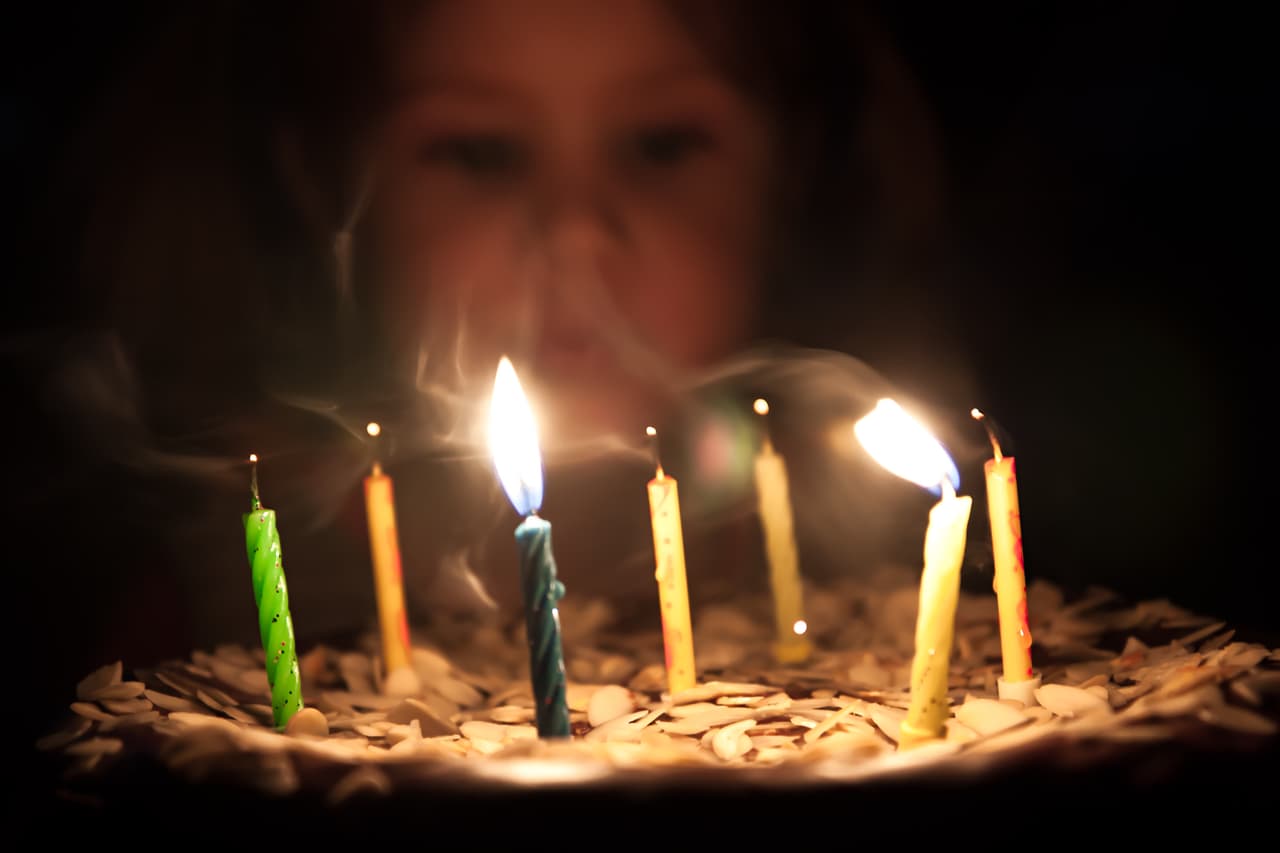 <b>Cumpleaños feliz</b>
<br>Dawson encontró que hay 
<a href="http://www.ccsenet.org/journal/index.php/jfr/article/view/67217/37099">14 veces más bacterias</a> en el pastel después de que alguien sopla las velitas.