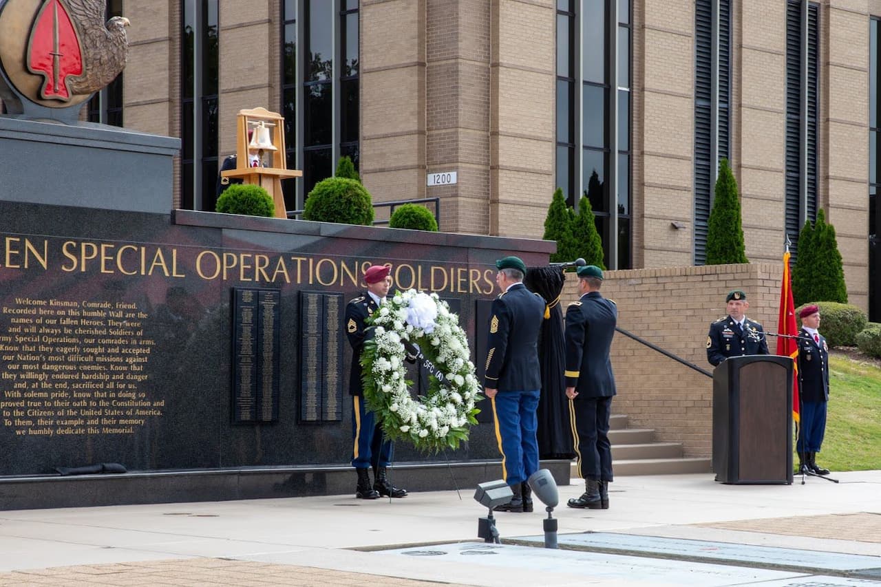 Sus familiares asistieron a la ceremonia celebrada en el Memorial Plaza en Fort Bragg, Carolina del Norte, donde el Ejército agregó el nombre de Knauss al Mural de los Caídos, compartió 
<a href="https://www.armytimes.com/news/your-army/2022/05/26/army-spec-ops-adds-soldier-killed-during-kabul-evacuation-to-memorial-wall/" target="_blank">ArmyTimes.</a>