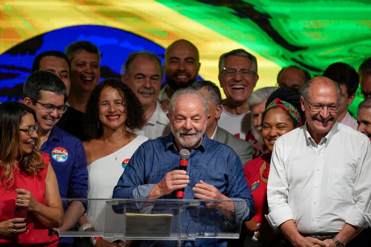Luiz Inácio Lula da Silva habla a sus simpatizantes tras el cierre de los colegios electorales en Brasil este domingo.