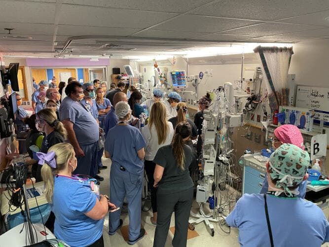 En la operación participó 
<a href="https://www.univision.com/local/chicago-wgbo/travesia-separacion-addy-y-lily-siamesas-unidas-de-chicago-fotos" target="_blank">una docena de médicos especializados</a> encabezados por la doctora Holi L. Hedrick. Primero, los médicos trabajaron en separar a las niñas de 10 meses de edad. Después, médicos cirujanos reconstruyeron los pechos de Addy y Lily.