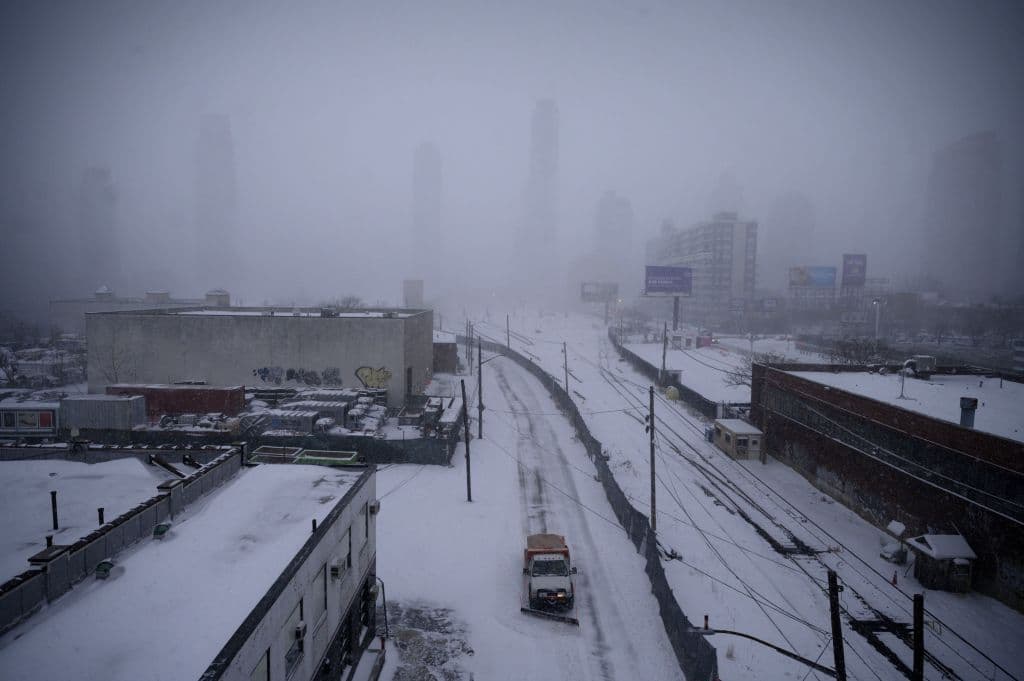 Una máquina quitanieves intenta despejar una calle en el distrito de Brooklyn de Nueva York este sábado 29 de enero.