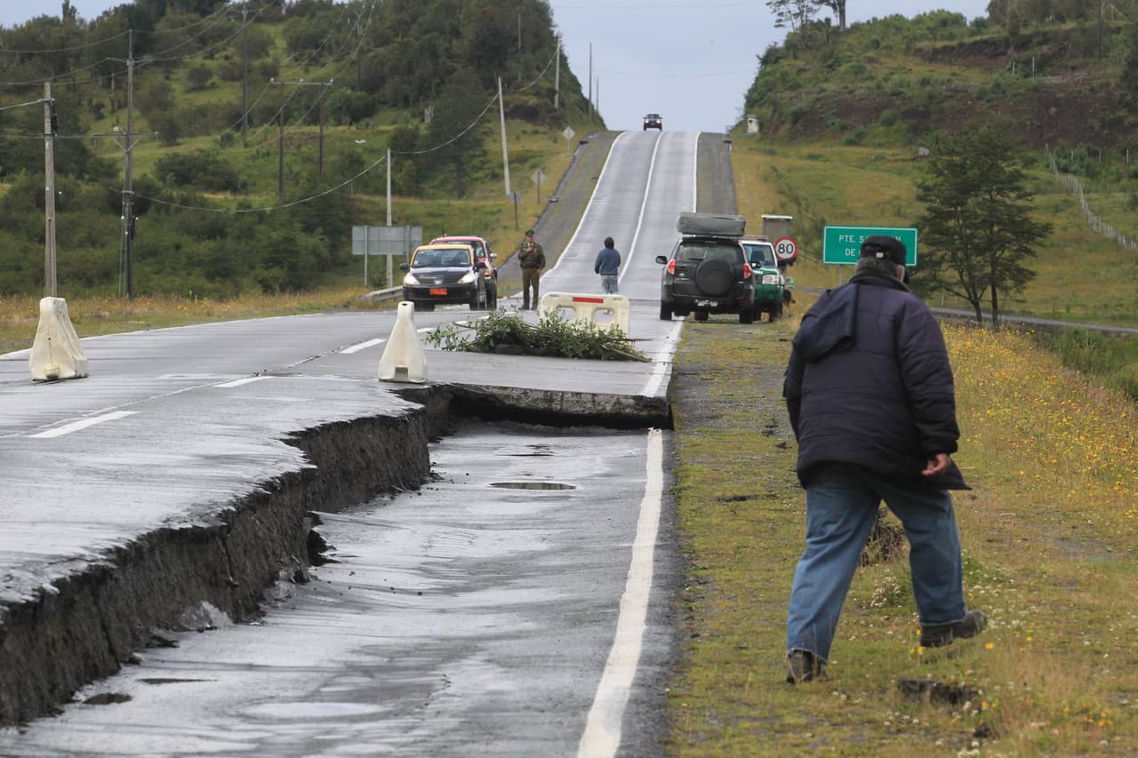 Las autopistas fueron afectadas por el terremoto en lugares puntuales, pero no así las construcciones.