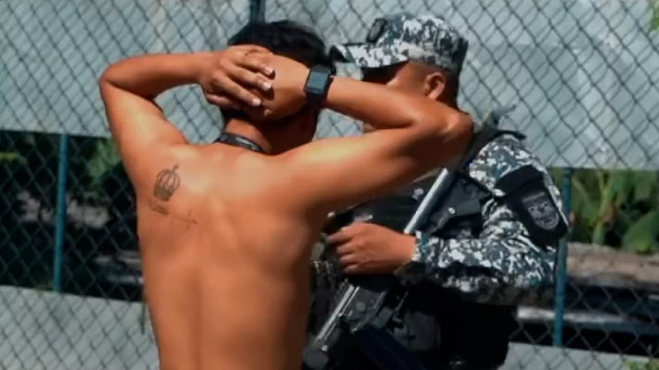 Las imágenes difundidas por el gobierno muestran a tropas militares y agentes de la policía portando armas pesadas, cascos, chalecos antibalas y vehículos de guerra entrando al municipio de Soyapango, con una población de alrededor de 300,000 habitantes. Esta ciudad se considera un lugar impenetrable por las autoridades. Sin embargo, los esfuerzos para combatir a las pandillas han sido empañados por detenciones injustificadas y la negación de derechos procesales a los detenidos.