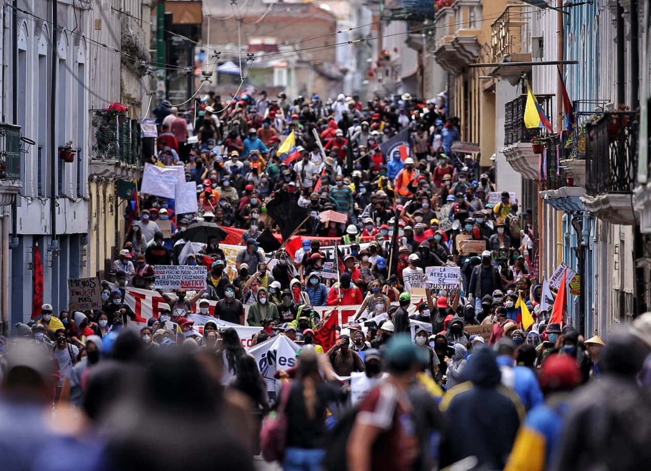 Una multitudinaria protesta, en contra del recorte de salarios a consecuencia de la crisis económica generada por el covid-19 en Ecuador, abarrotó algunas calles de Quito. 25 de mayo.
