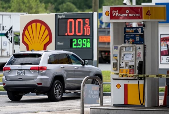 Según los datos de la Asociación Estadounidense del Automóvil (AAA, en inglés) el precio medio de la gasolina en el país subió 6 centavos durante la semana. 
<br>
<br>Medios especializados ya registran incluso que el galón se paga a 3,008 dólares frente a los 2,297 dólares de hace una semana.
<br>