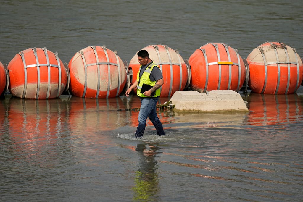 La corte de apelaciones suspende "temporalmente" la orden judicial de mover la barrera de boyas de Texas en el río Grande