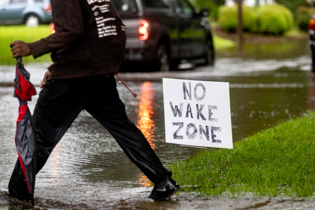 Temprano en el día, algunas calles en Savannah llevaban la advertencia de inundación, por lo que los conductores sabían que para atravesarlas no podían acelerar a más de 5 millas.
