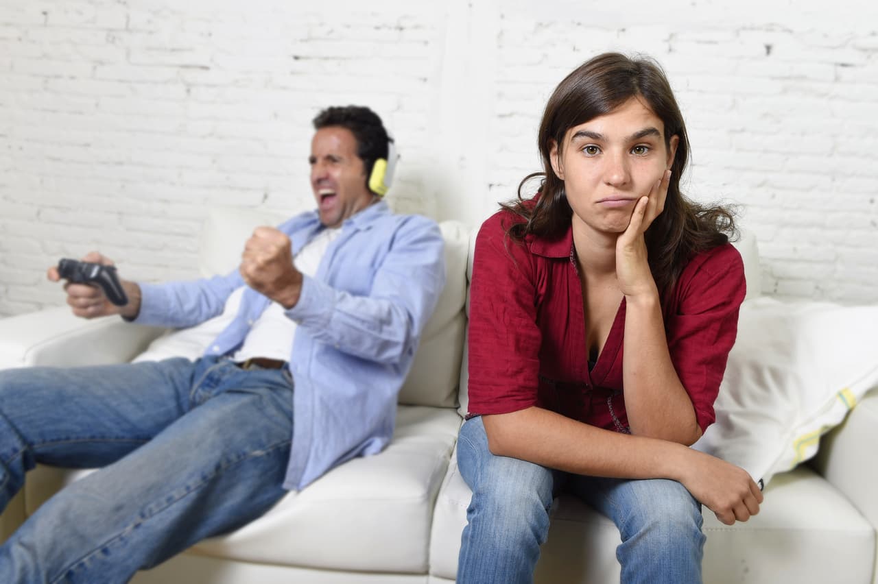 <b>¿Qué desagrada a Sagitario? </b>
<br>Las personas inactivas que prefieren quedarse todo un día en la casa mirando la televisión o en su computadora en lugar de salir a disfrutar una aventura al aire libre, la playa, una salida inesperada, un deporte, una actividad diferente y divertida. Los que se descuidan después de consolidada la relación y empiezan a engordar o a cambiar de aspecto.