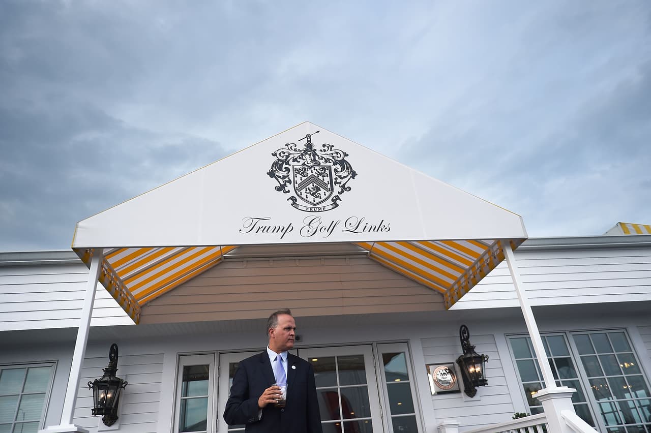 <b>Campo de golf Ferry Point.</b> El 13 de enero de 2021, una semana después del 
<a href="https://www.univision.com/noticias/politica/los-rostros-del-asalto-al-capitolio-los-arrestos-mas-notables-de-los-que-participaron-en-la-revuelta-contra-el-parlamento-de-estados-unidos-disturbios-partidarios-donald-trump-ataque-congresistas-asalto-revuelta-2021-fotos"><u>asalto al Congreso por la que el expresidente tendrá un segundo juicio político</u></a>, la ciudad de Nueva York 
<a href="https://www.univision.com/noticias/politica/el-alcalde-de-blasio-anuncio-que-nueva-york-rescindira-los-contratos-con-la-organizacion-trump"><u>anunció que rescindirá sus contratos comerciales con el presidente Donald Trump</u></a>. Uno de esos contratos es la operación del Campo de golf Ferry Point en El Bronx, también llamado Trump Golf Links.
<br>