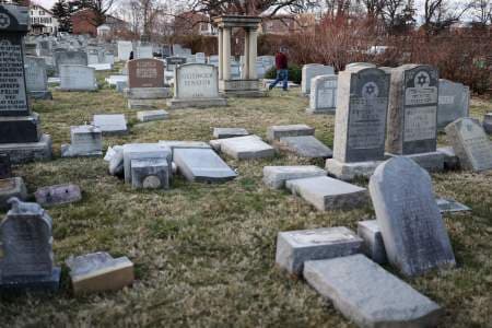 Aparecen destrozadas decenas de lápidas de un cementerio judío en Filadelfia