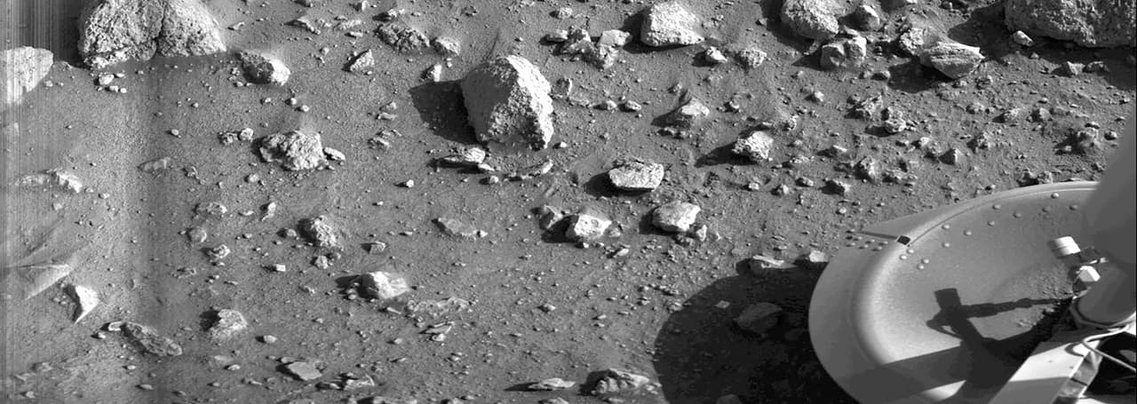 Esta es la primera fotografía tomada desde la superficie de Marte. Fue hecha el 20 de julio de 1976 por el módulo fijo 
<a href="https://mars.nasa.gov/mars-exploration/missions/viking-1-2/"><u>Viking 1</u></a>, poco después de plantarse en el suelo marciano. Fue la primera misión de la NASA en aterrizar una nave espacial de manera segura en la superficie de Marte y enviar imágenes de la superficie.
<br>
