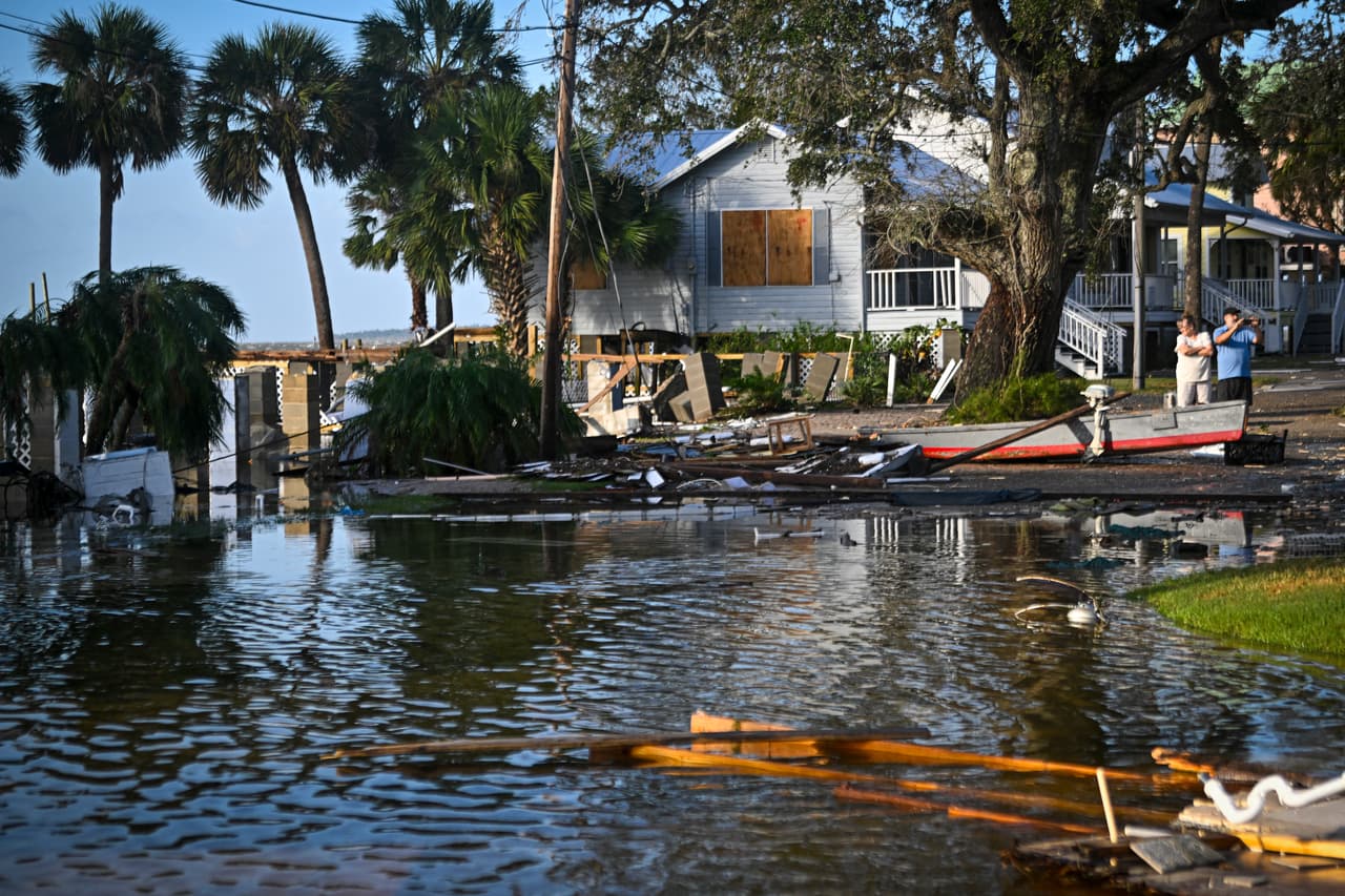 Los residentes inspeccionan algunas de las áreas de Cedar Key 
<a href="https://www.univision.com/local/miami-wltv/huracan-helene-captan-el-avance-y-fortalecimiento-de-la-tormenta-en-su-trayecto-hacia-florida-video" target="_blank">más afectadas por el huracán Helene</a>, que en la madrugada de este 27 de septiembre se degradó a tormenta tropical.