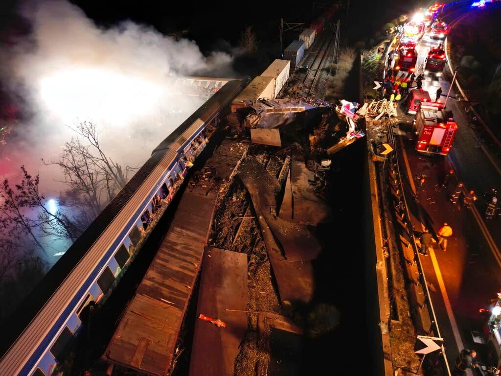 El humo se eleva de los trenes a medida que los bomberos y los rescatistas operan después de una colisión cerca de la ciudad de Larissa, Grecia, temprano el miércoles 1 de marzo de 2023.