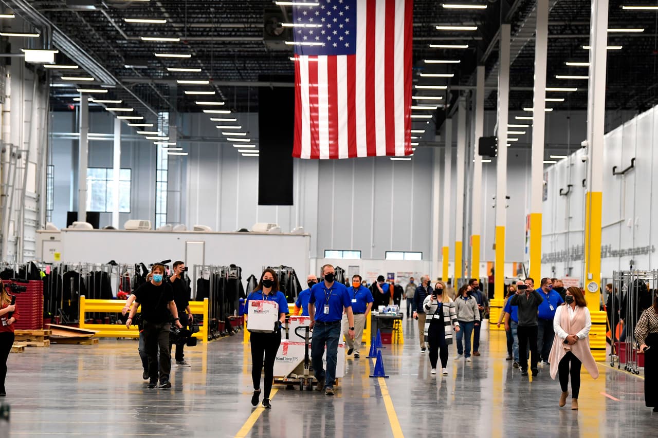 Las primeras cajas de la vacuna de Johnson & Johnson contra el 
<a href="https://www.univision.com/temas/covid-19-enfermedad">covid-19</a> fueron transportadas para su envío a las instalaciones de McKesson en Shepherdsville, Kentucky, el 1 de marzo de 2021. La farmacéutica se ha comprometido con el gobierno de Estados Unidos a producir 20 millones de dosis a finales del mes de marzo.