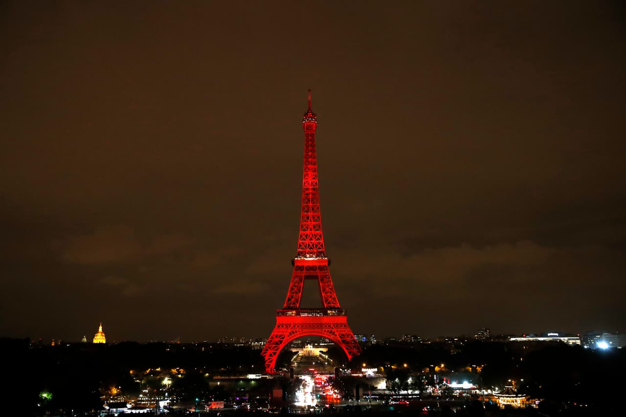 Para cada ocasión especial y relevante, la Torre Eiffel se ilumina, se engalana o, también, se apaga. En este caso, se iluminó en honor a la visita a París del príncipe heredero Naruhito, descendiente del emperador de Japón, el jueves 13 de septiembre de 2018. El 
<b><a href="https://www.toureiffel.paris/en/the-monument/history" target="_blank">sitio oficial</a></b> de la Torre dice que tiene 18,038 piezas metálicas y que en la obra trabajaron 50 ingenieros y diseñadores, y 150 trabajadores fabricando las partes y entre 150 y 300 en la obra en sí.
<br>