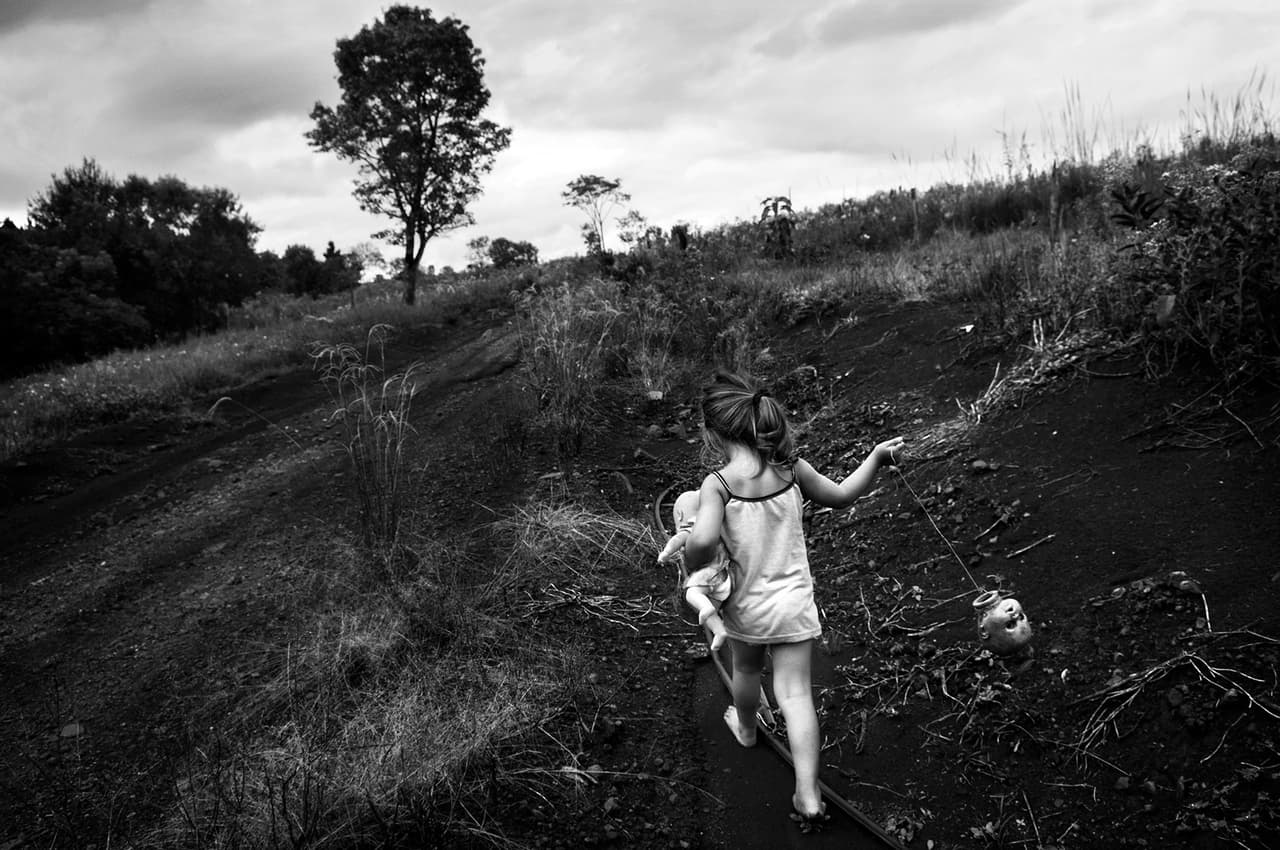 Una niña juega en los campos de Alicia Alta, Provincia de Misiones.