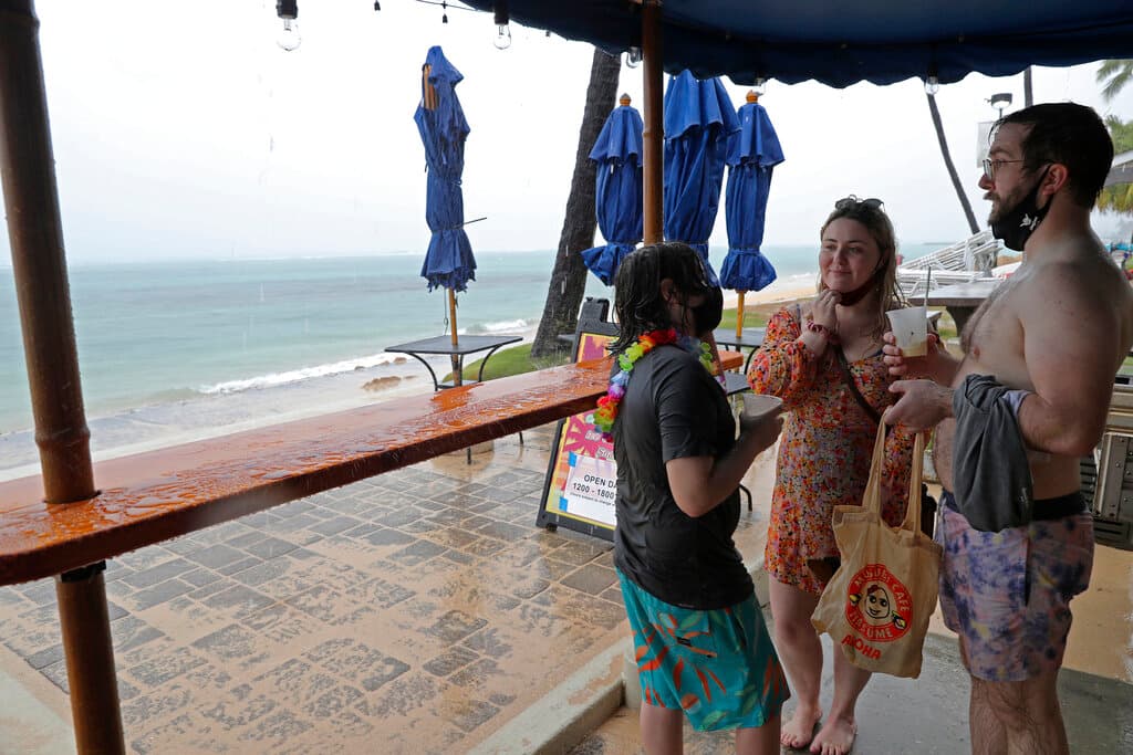 En Maui se reportaron cortes en el servicio de electricidad e inundaciones, con más de 1 pie (30 centímetros) de lluvia en algunas zonas. El alcalde de la Isla Grande, Mitch Roth, ya había declarado el domingo el estado de emergencia a la espera del sistema. Desde el domingo, las autoridades de Oahu abrieron cuatro centros de acogida.