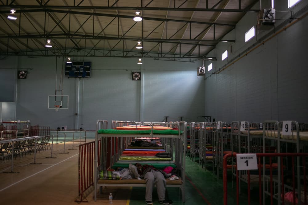 "La decisión de abrir el albergue fue el incremento y saturación de los demás albergues que tenemos en la ciudad", dijo Rogelio Pinal, director de Derechos Humanos de la alcaldía. En dos días acondicionaron un gimnasio con 200 literas, 400 cobijas y 400 colchonetas. Escogieron este espacio además por la cercanía con una de las policías de la zona. No se tiene un estimado de cuándo cerrará. Pinal asegura que mas bien están evaluando qué otros espacios de la ciudad se pueden tomar como albergue.