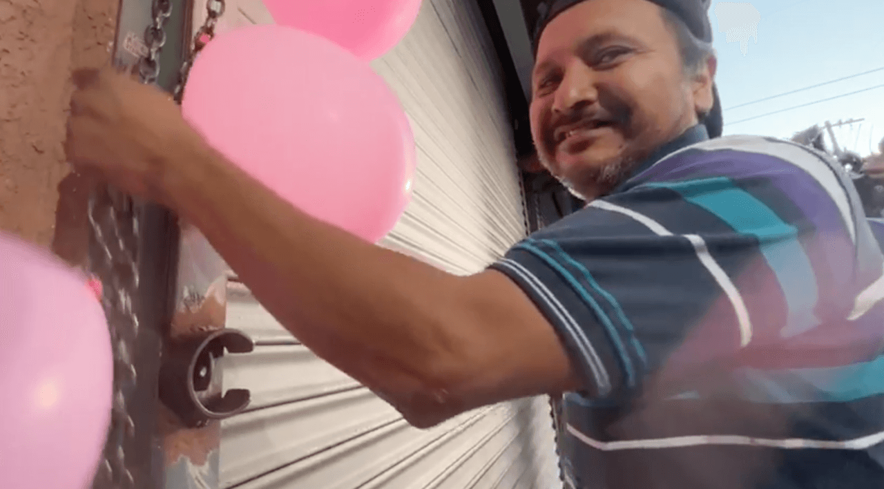<b>Nabor Herrera</b> no ocultaba su felicidad este jueves 20 de julio tras saber que 
<b>en su negocio se vendió</b> el 
<b><a href="https://www.univision.com/local/los-angeles-kmex/powerball-premio-mayor-1-000-millones-cae-los-angeles" target="_blank">boleto ganador de los $1,000 millones del Powerball</a></b>.