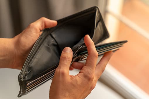 <b>¿Cuánto dinero podré recibir del programa?</b> 
<br>Las personas que cumplan con los requisitos podrán recibir 285 dólares por cada hijo. Esta cantidad se basa en el número promedio de días que las escuelas estarán cerradas en lo que resta del año escolar.
<br>
<br>