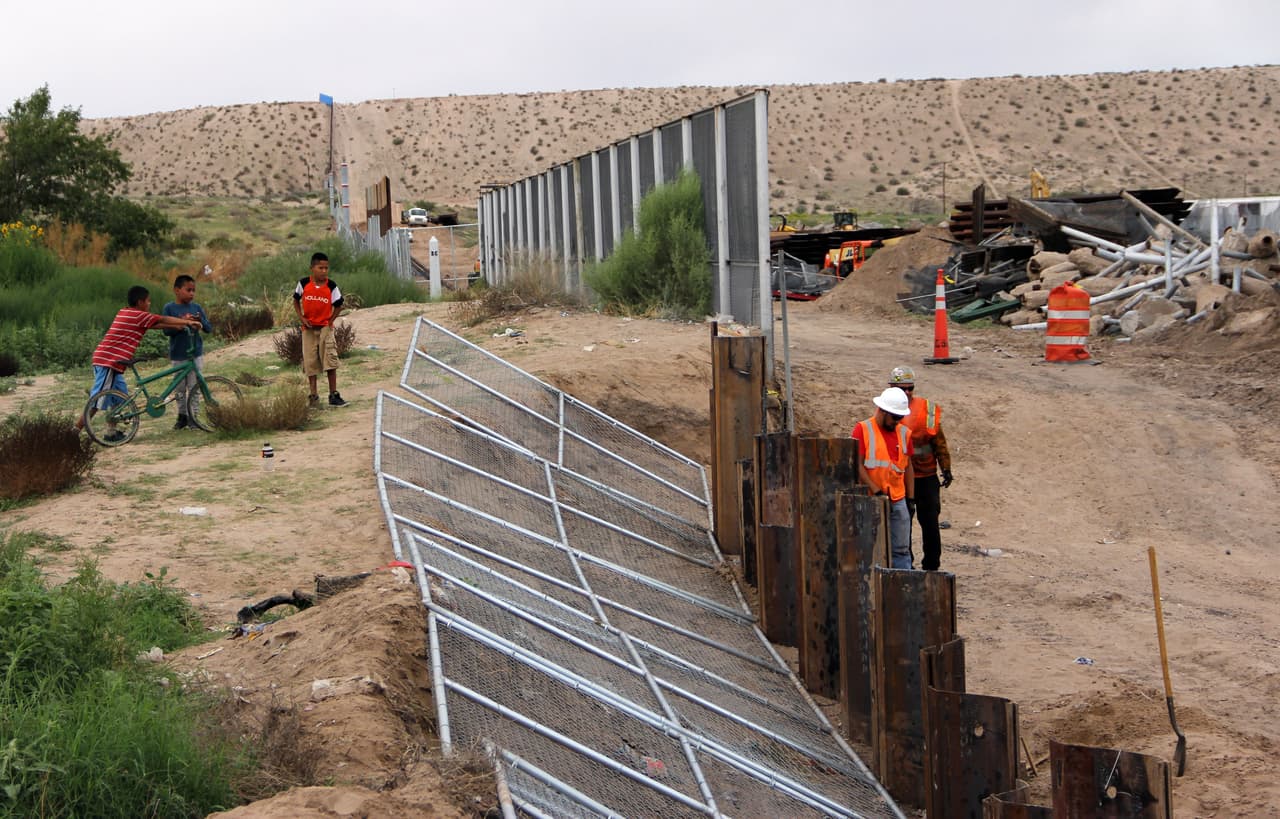 Detener la construcción del muro fronterizo. Biden pondrá fin a la declaración de emergencia nacional citada por la administración Trump para desviar dinero a la construcción del muro fronterizo con México.