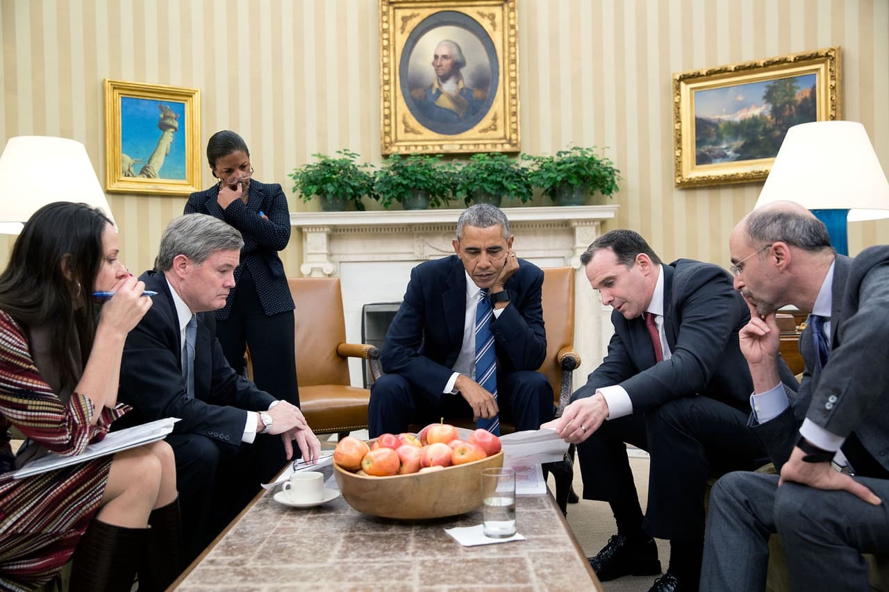 <b>24 de febrero.</b> El presidente recibe una actualización de la situación en Siria. En esta foto tomada en la Oficina Oval lo acompañan de izquierda a derecha, Jen Easterly, el Teniente General Terry Wolf, Susan E. Rice, McGurk y Rob Malley.