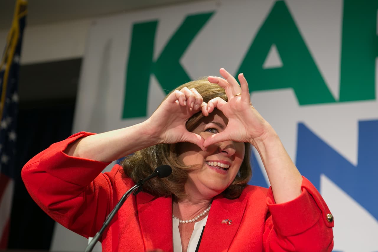 La candidata republicana Karen Hendel espera junto a sus seguidores los resultados de la jornada electoral.