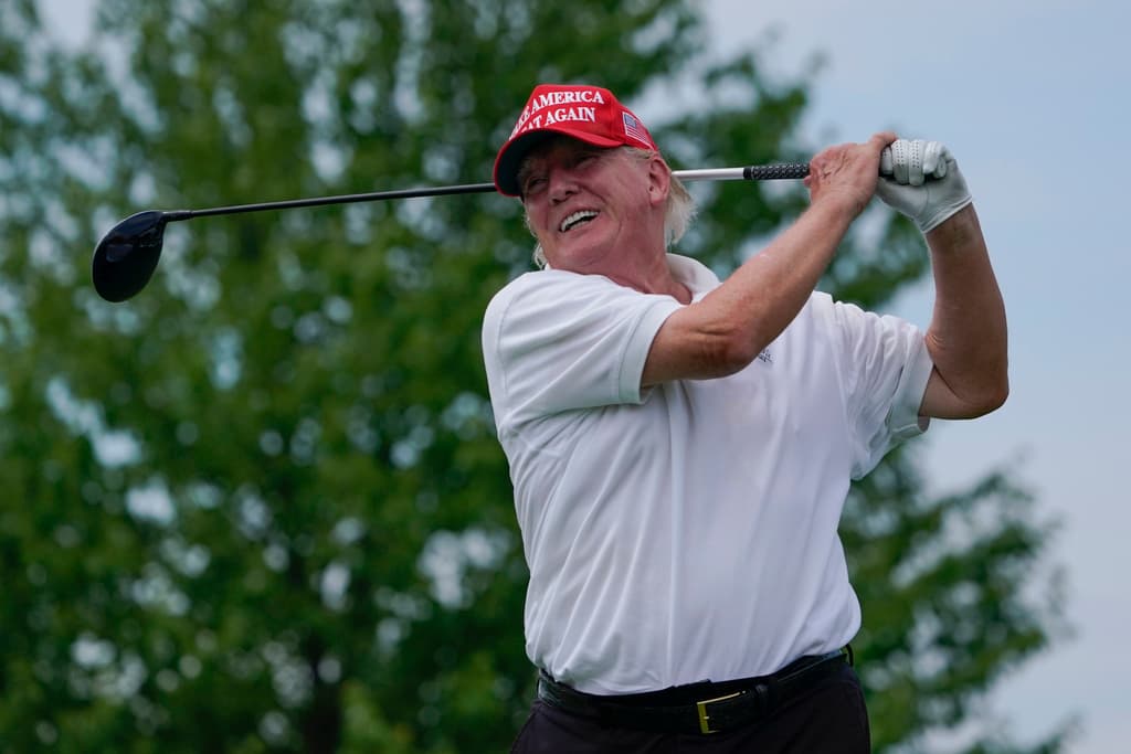 Trump dice que hay "demasiados" festivos en EEUU (pero él ha pasado casi un cuarto de su actual presidencia jugando golf)