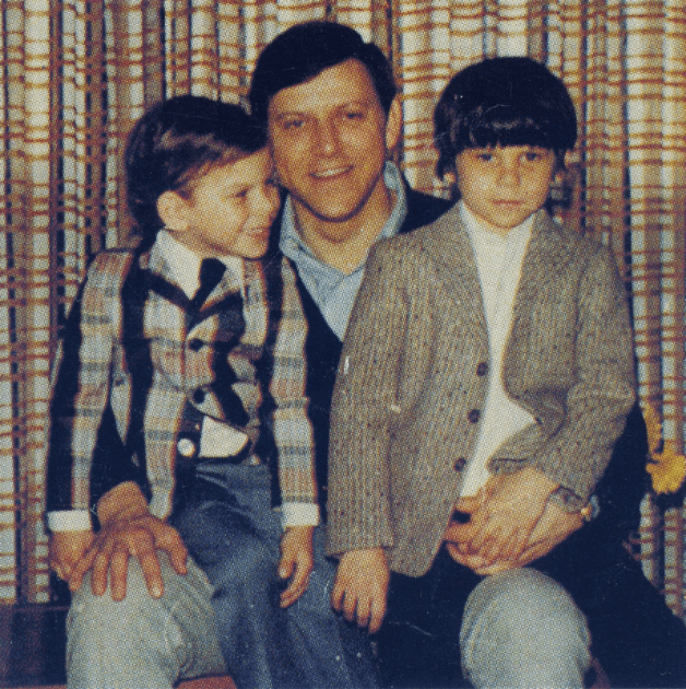 Una carta escrita por Erik Menendez a su primo, ocho meses antes del asesinato de sus padres, fue presentada por la madre de quien recibio la confidencia, por ello 
<b>el fiscal de Los Ángeles, George Gascón, decidió que se volverá a revisar el caso.</b>
