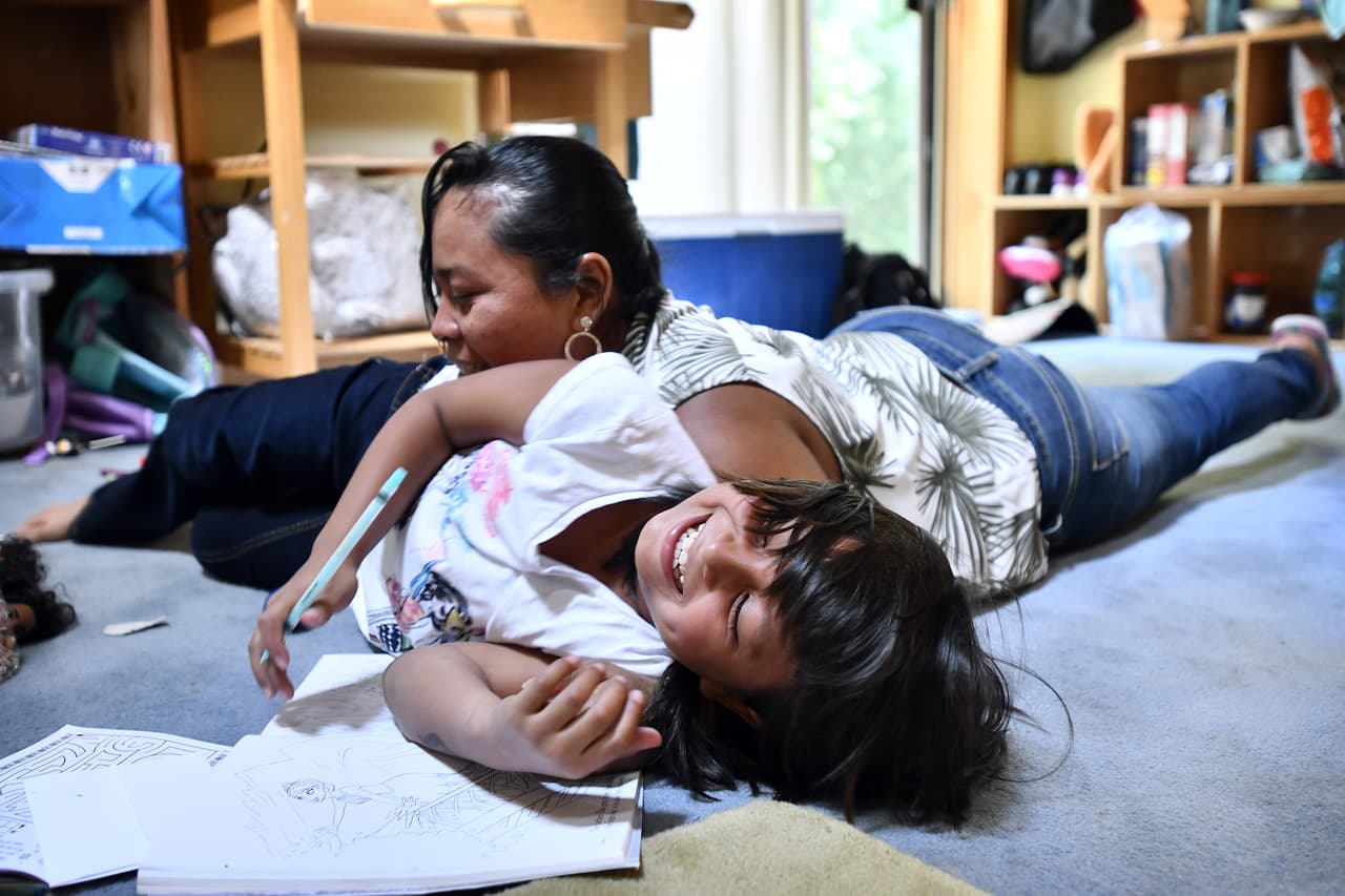 <b>Sandy González,</b> de 8 años, jugaba con su madre 
<b>Angélica González-García</b> en una casa en los suburbios de Boston, Massachusetts, el 11 de julio. Fueron reunidas recientemente después de ser detenidas en la frontera y separadas.