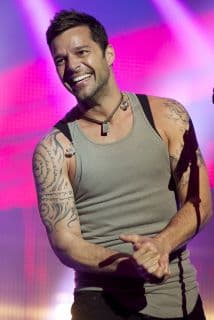 El cantante puertorriqueño Ricky Martin inició su carrera en Menudo, en la década de los 80. Tras cinco años de trabajo salió de la agrupación para instalarse en México, donde debutó en el teatro con las obras "Los tenis rojos" y "Mamá ama el rock".