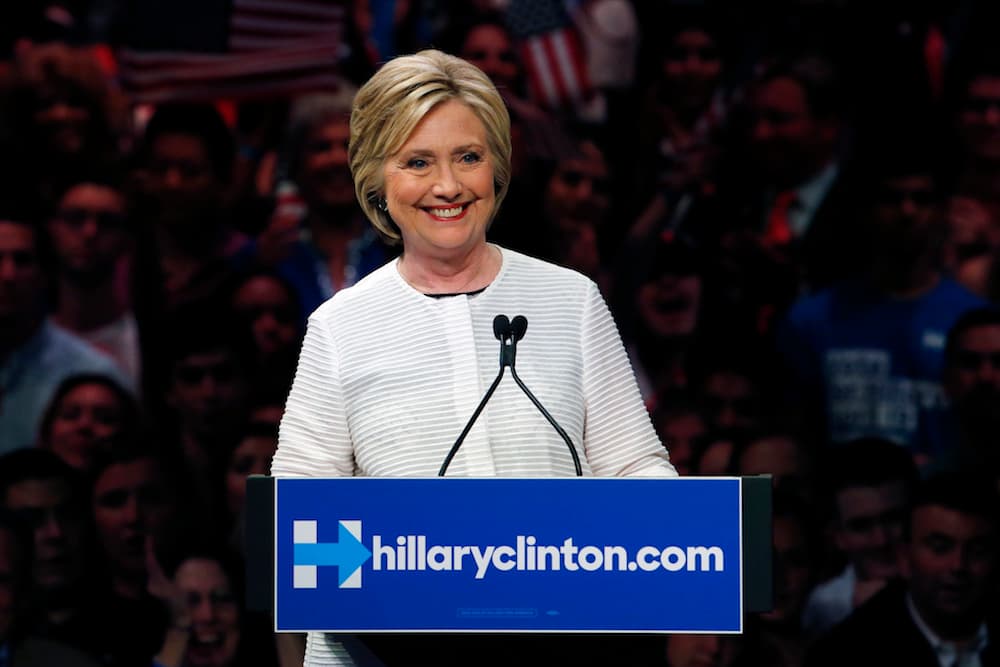 "Creemos que la cooperación es mejor que el conflicto y que los puentes son mejores que los muros", destacó Hillary Clinton, a contrapelo de lo que plantea en el campo republicano el virtual candidato Donald Trump